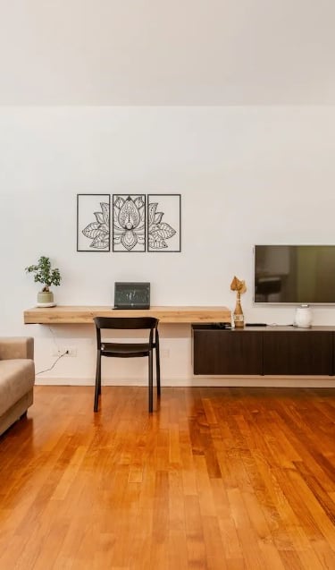 Soggiorno luminoso con divano e postazione smart-working casa vacanza a Pesaro