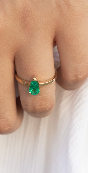 Emerald stone, gold ring. 
