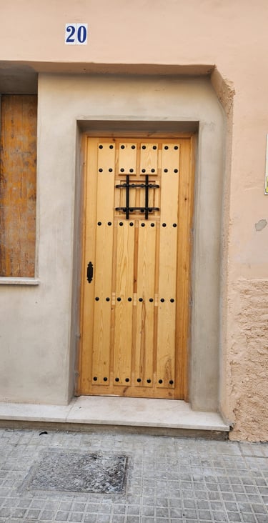 Estat inicial: Porta de fusta vernissada amb signes de desgast