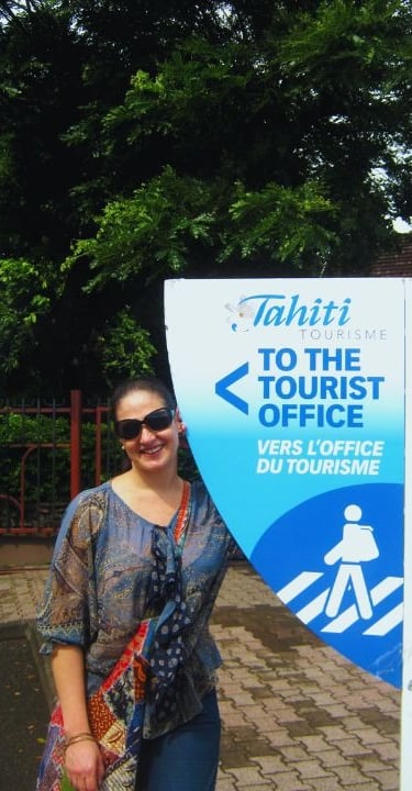 foto da autora no centro de informações turísticas em papeete tahiti