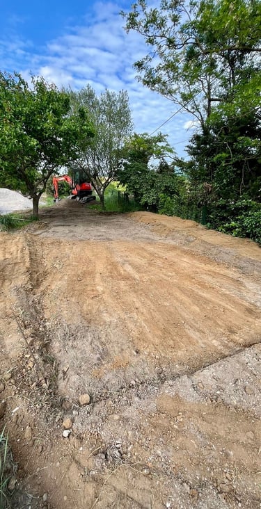 Avant après terrassement et préparation de terrain avec création d’une surface stabilisée paysagiste
