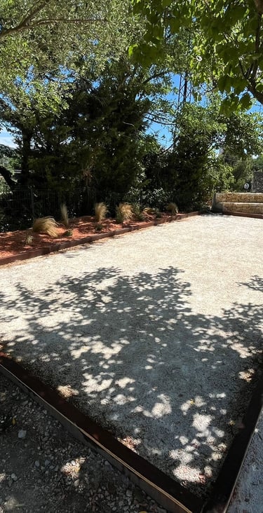 Transformation terrain avec terrassement et création d’une plateforme stabilisée avant après Montéli