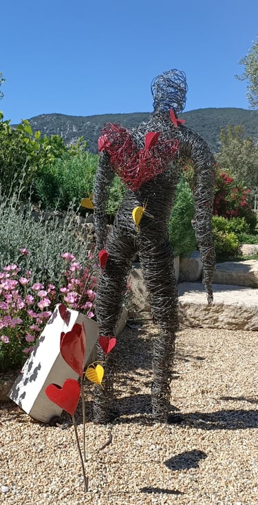 l'homme au grand coeur sculpture fil de fer artiste sculpteur Wilfrid Bricourt