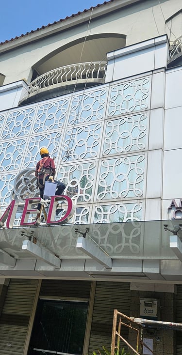 Jasa Bersih Kaca Gedung