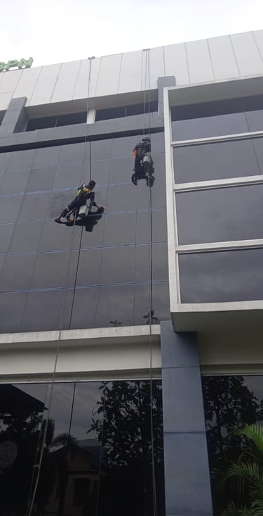 Pembersihan Kaca Gedung Perkantoran