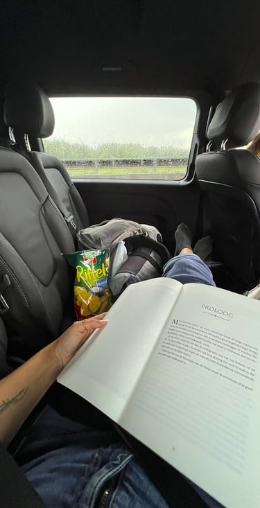Liggend in de auto met een boek op mijn schoot, geopend bij de prol