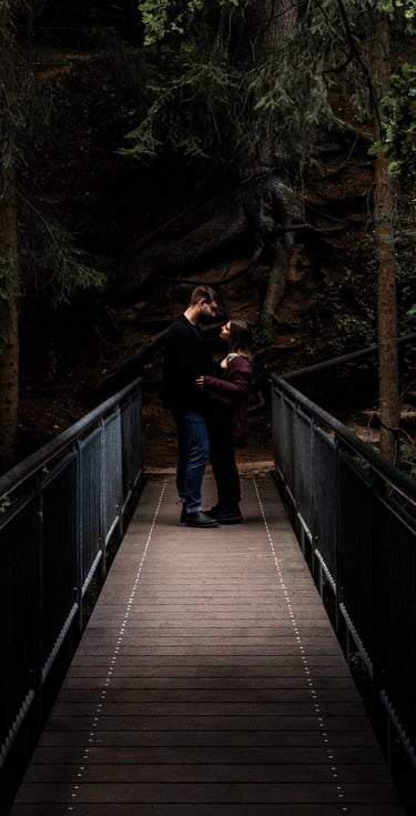 Hochzeitsfotograf Nürnberg: Stilvolles Paar auf Brücke, Spiel mit Licht und Schatten.