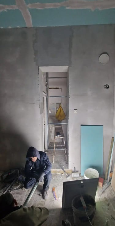 Izrada pregradnih zidova tokom adaptacije lokala u Maksima Gorkog, Beograd