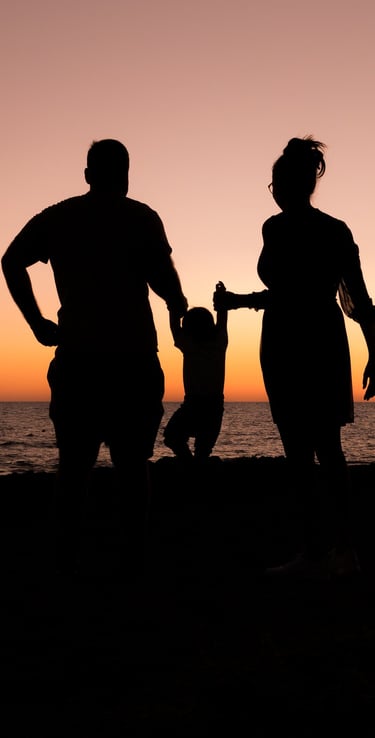 sjena obitelji koja gleda zalazak sunca
