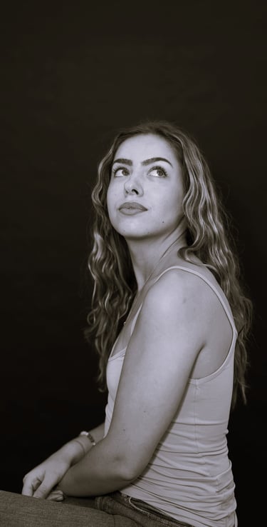 Portrait studio noir et blanc sur fond noir