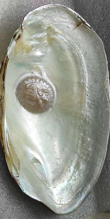 "Divine face designer pearl in white, approx 11mm–angled side view-Export-standard"