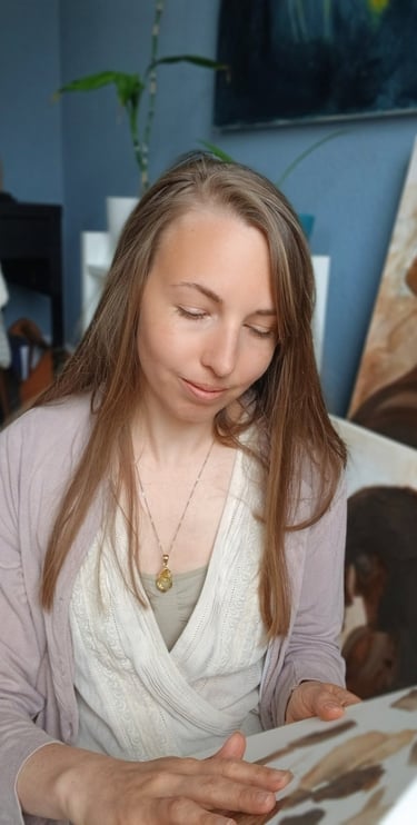 Janina Jaeckel, Künstlerin beim Malen in ihrem Atelier in Bielefeld