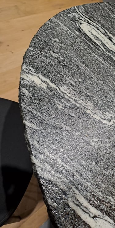 plateau de table oval en quartzite black beauty chant brut