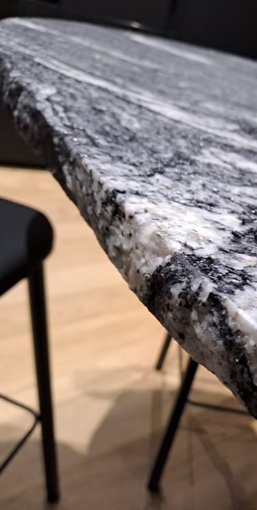 plateau de table en quartzite black beauty chant brute