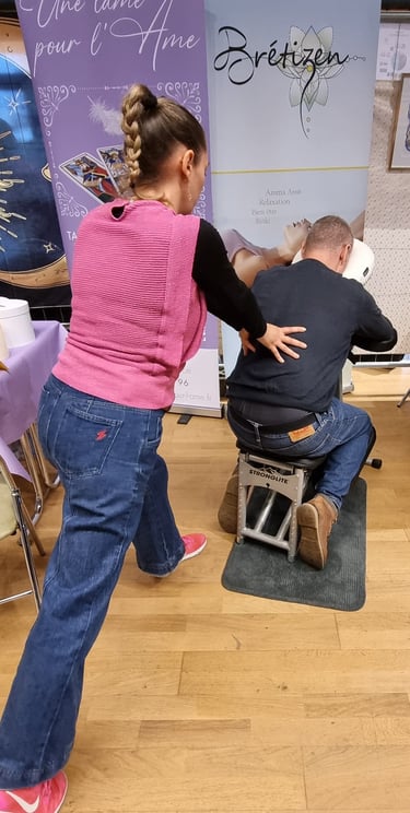 Massage Amma Assis réalisé par Marlène vu de dos lors d'un événementiel