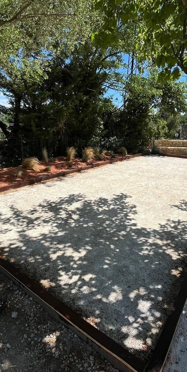 Transformation terrain avec terrassement et création d’une plateforme stabilisée avant après Montéli