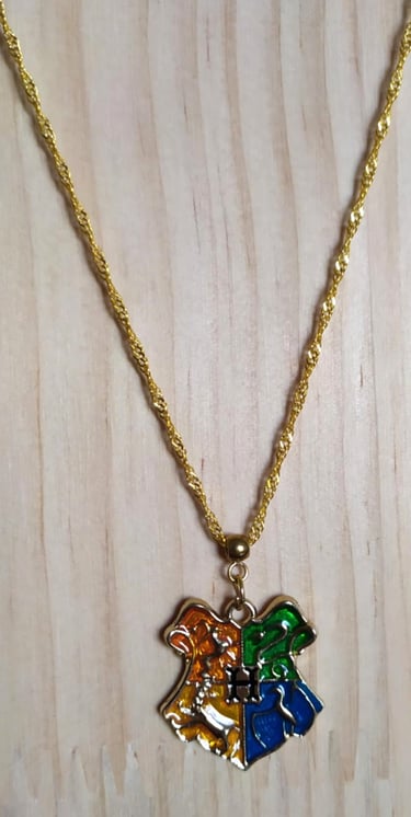 Collier doré blason Poudlard Les Couleurs de Lo