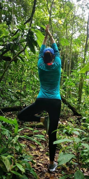 mujer en el bosque en postura del árbol