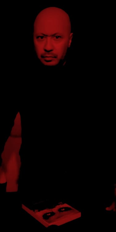 Photo de l'auteur E. B. Ashford - en rouge et noir, avec son roman.