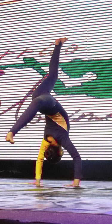 bailarinas realizando um arco para trás durante uma apresentação no palco