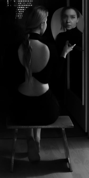 Anita Papp’s mirror-reflected self-portrait, capturing psychological distortion and the tension betw
