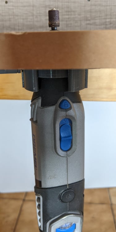 Le Dremel peut ici être utilisé comme une mini défonceuse sous table.