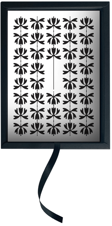 Geöffnetes Schmuckkästchen mit Schmuckband zur Entnahme des Inhalts