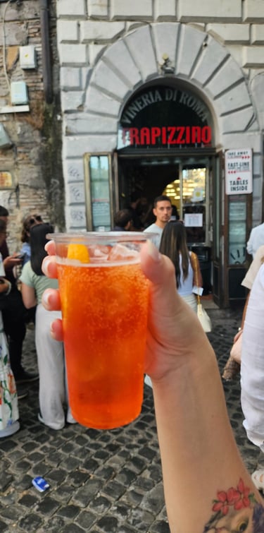 Foto de um Aperol Spritz, em Trastevere, em Roma