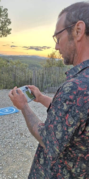 Télépilote de drone en tournage pendant le coucher du soleil