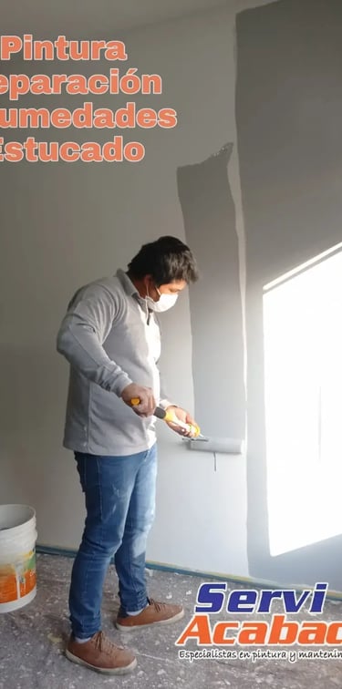 "Un profesional de Serviacabados aplicando pintura en una pared interior, pintura de casas