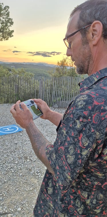 Télépilote de drone en tournage pendant le coucher du soleil