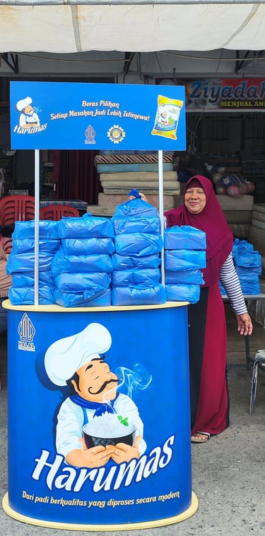 stand beras harumas pembagian nasi bungkus di masjid darussalam jumat berkah