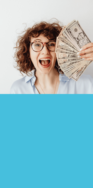 Femme heureuse des billets à la main