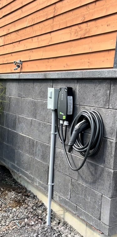 Électricien certifié installant une borne de recharge de niveau 2.