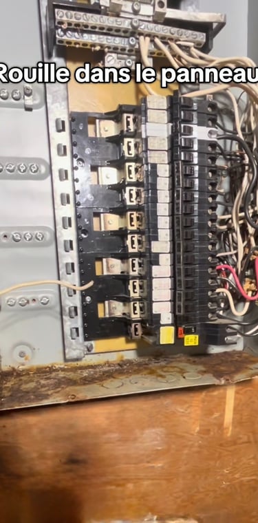 Vieux panneau électrique avec de la rouille qui doit être remplacé.