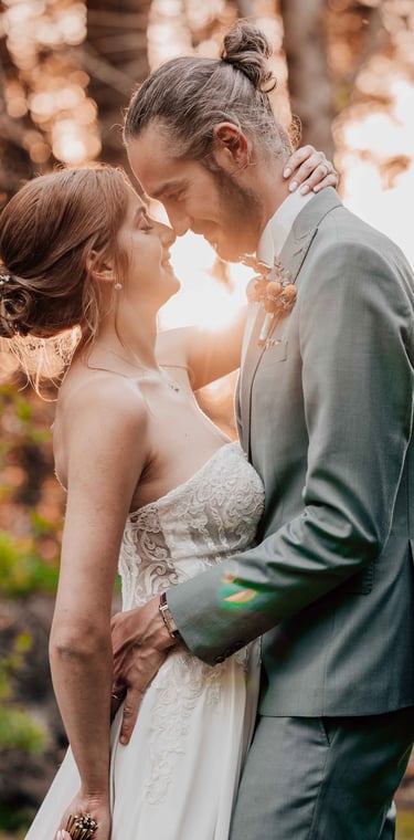 photo de jeune mariés au couché du soleil 
