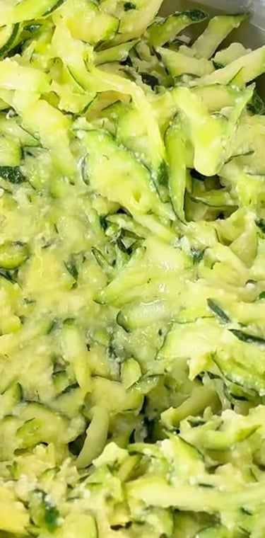 In una ciotola preparare l’impasto con le zucchine, le uova e il grana padano grattugiato