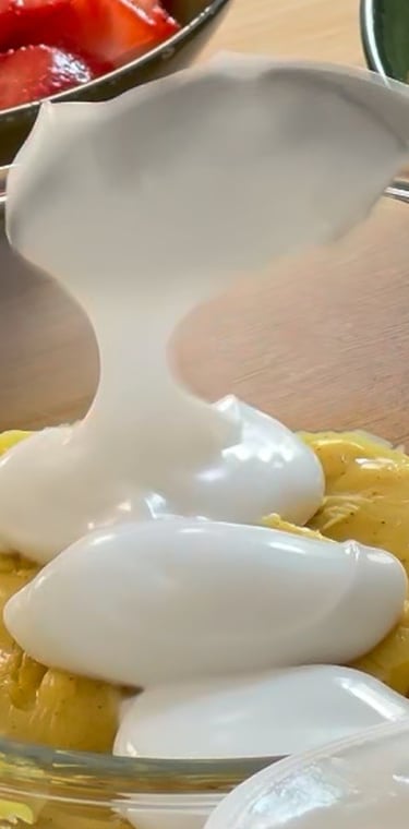 Aggiungi e mescola lo yogurt di cocco alla crema