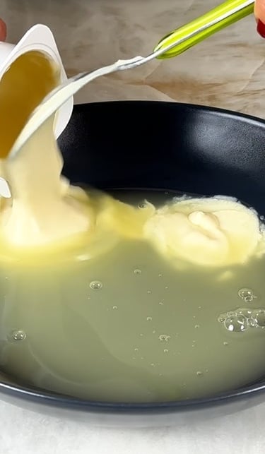Mescola gli albumi e lo yogurt vegetale