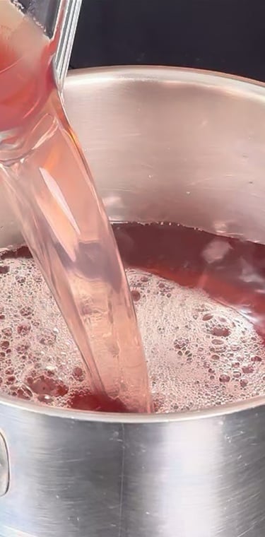 Scalda il brodo di polpo filtrato