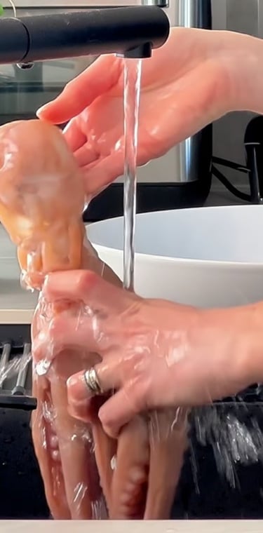 Sciacqualo il polpo sotto acqua corrente