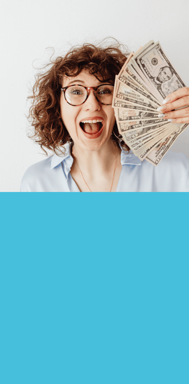 Femme heureuse des billets à la main