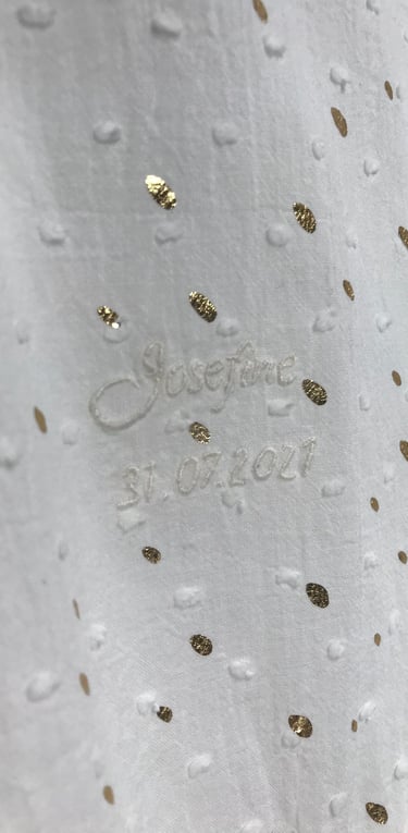 Dåbskjole broderi I Brodering af navne på dåbskjoler 