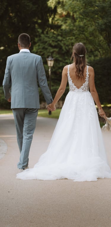 Hochzeitsfotograf Coburg: Brautpaar Hand in Hand auf dem Weg in die gemeinsame Zukunft.