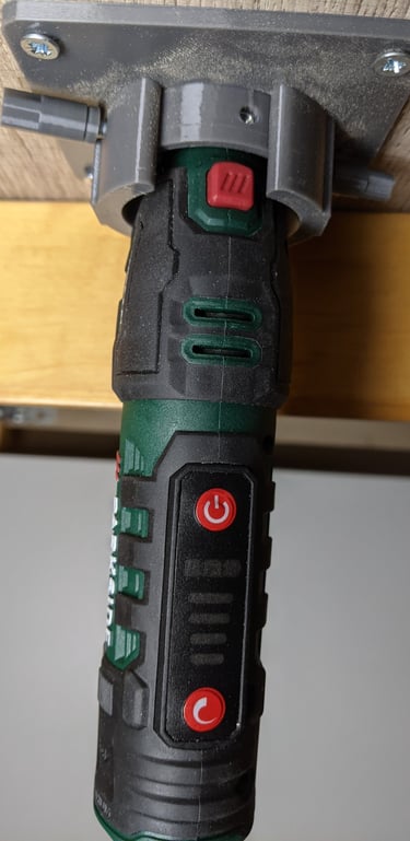 Exemple d'accessoire pour la meuleuse Parside qui peut ainsi être fixer sous une table.