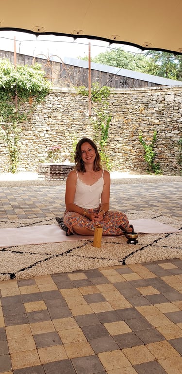 Pauline Bouanchaud animant une séance d'hypnose à la journée du bien-être au chateau de Maubreuil.