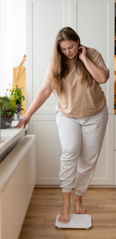 Femme soucieuse de son poids entrain de se peser