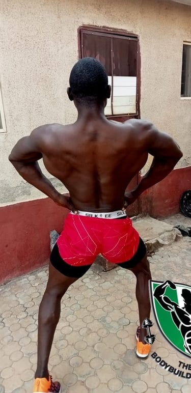 Plateau bodybuilder back lat spread pose