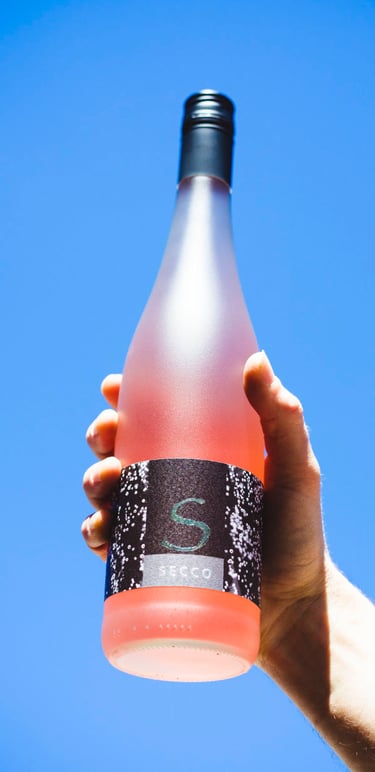 Eine Flasche Rosenwein.