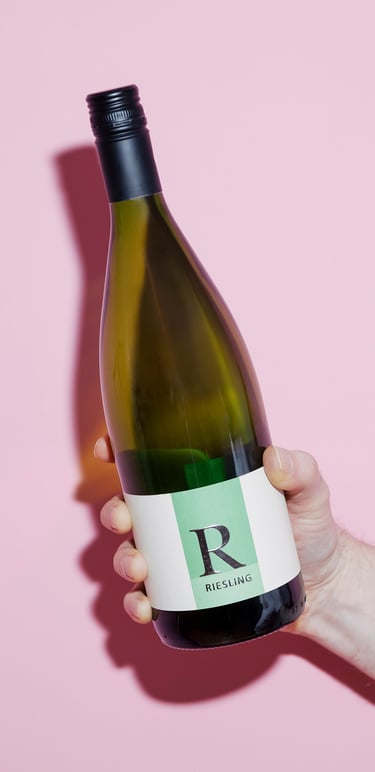 Riesling-Flasche, fotografiert in einem Studio.
